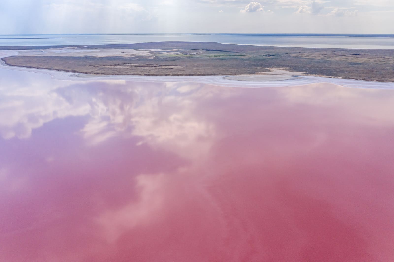 Розовое озеро в Геническе